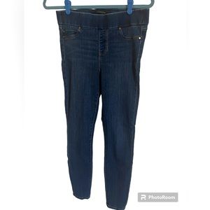 Liverpool women’s jeans size 6 the Skinny, medium wash faux front pockets.